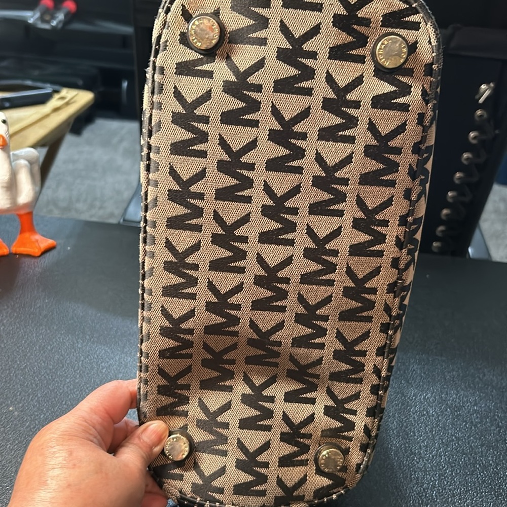 Michael Kors EUC Large Handbag - Picture 13 of 16